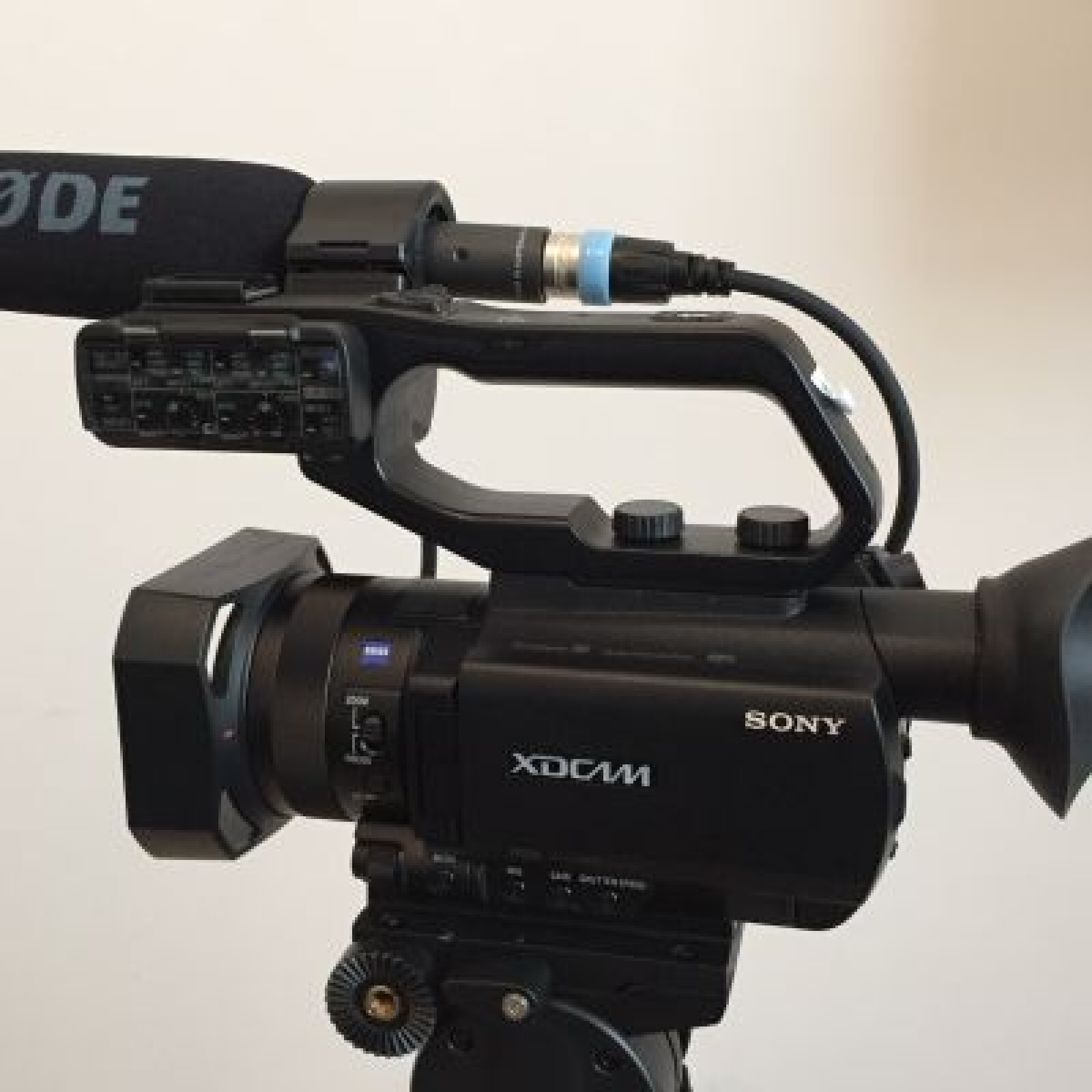 Kit de tournage Camera compact SONY PXW-70 + Trepied - Photo 1 sur 5