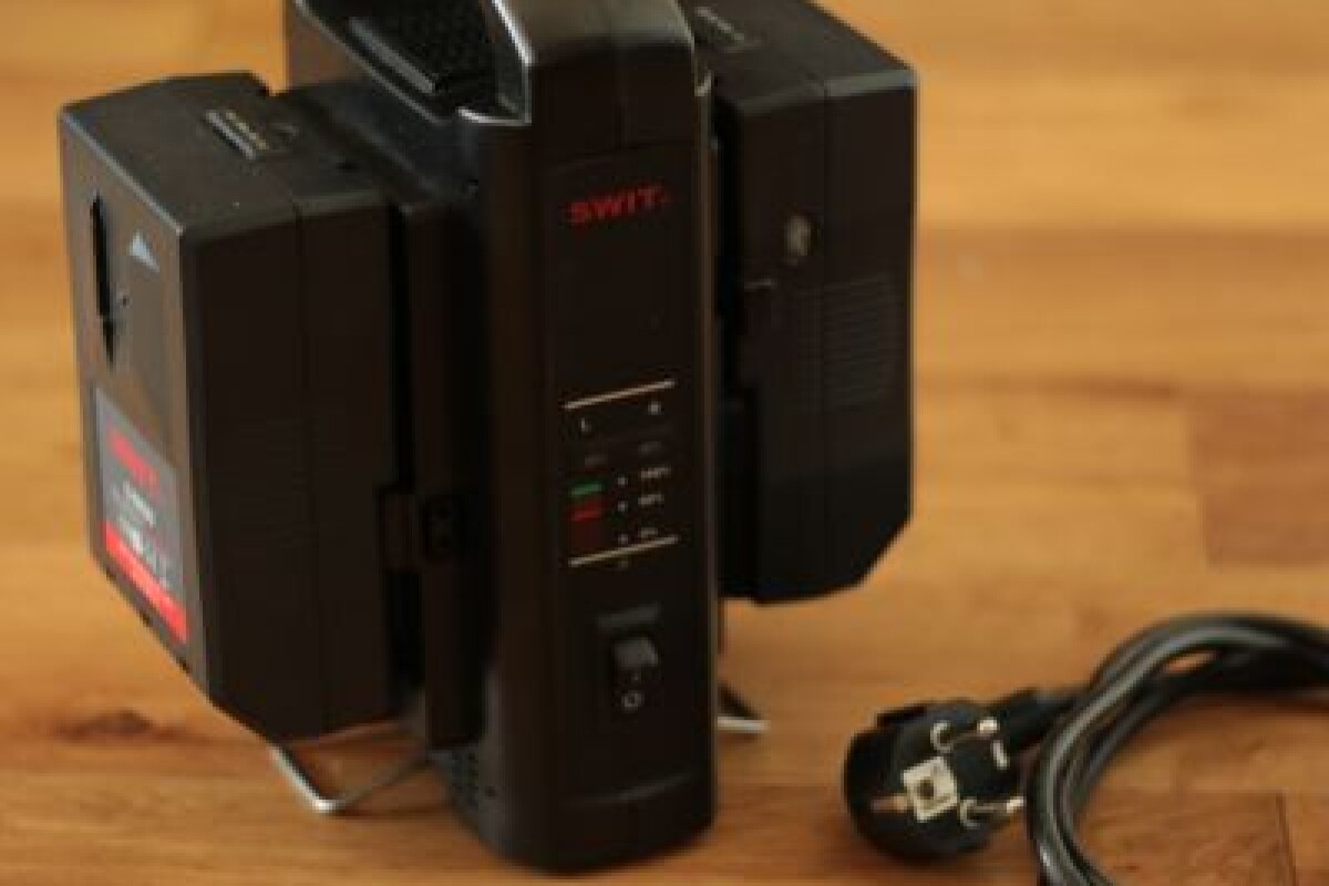 Location 2 batteries V-lock SWIT S-8082S + chargeur double - Lightyshare