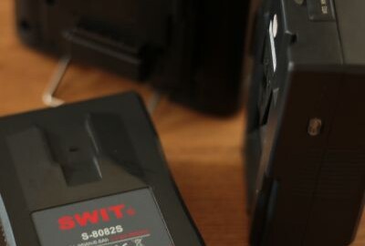 Location 2 batteries V-lock SWIT S-8082S + chargeur double