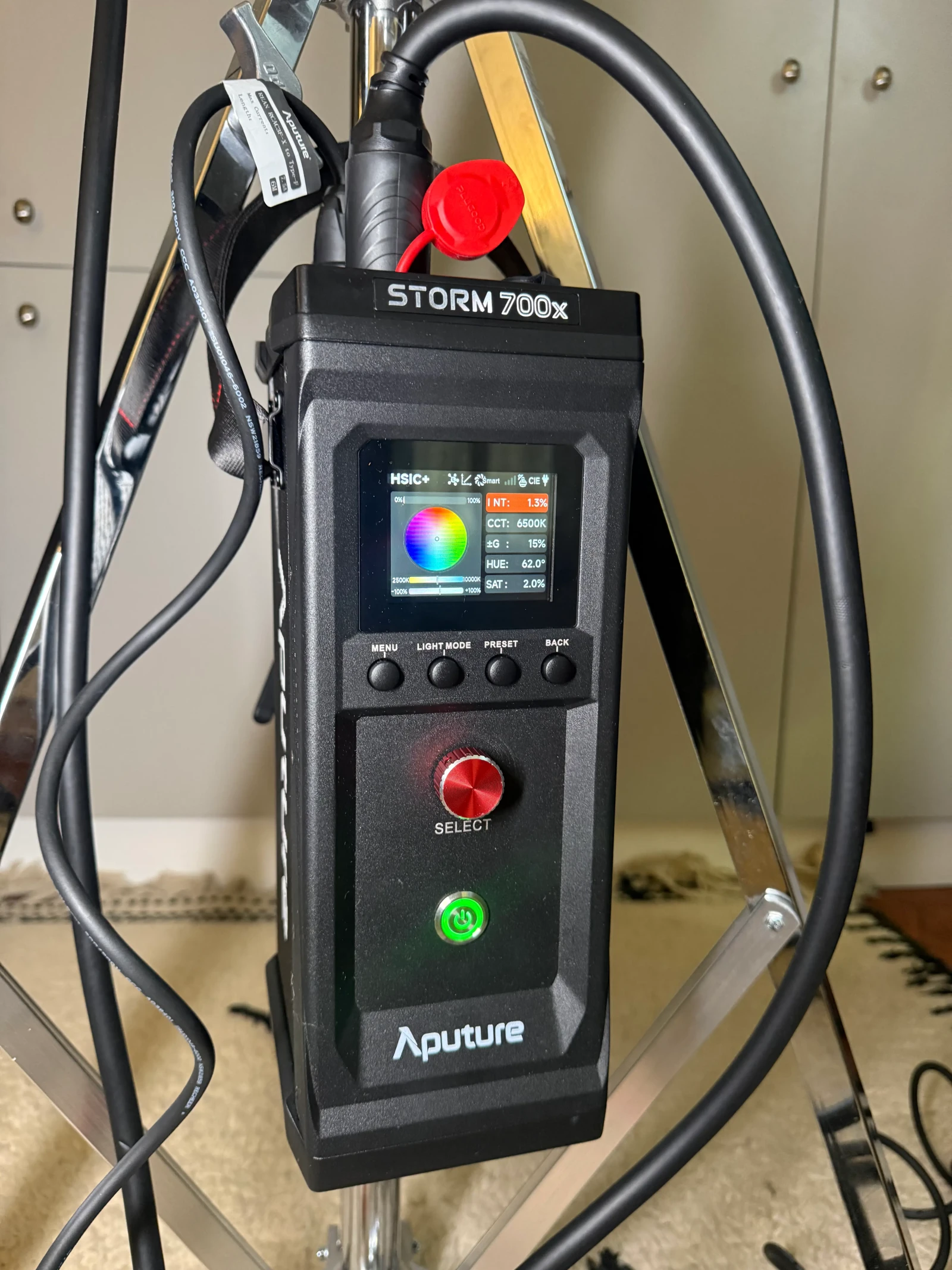 Kit lumière Aputure Storm 700X + Light Dome III (89cm) - Photo 4 sur 5