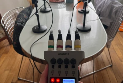Location Kit podcast audio - 4 personnes Rode Podmic x4 + Enregistreur Zoom Podtrack P4 x1