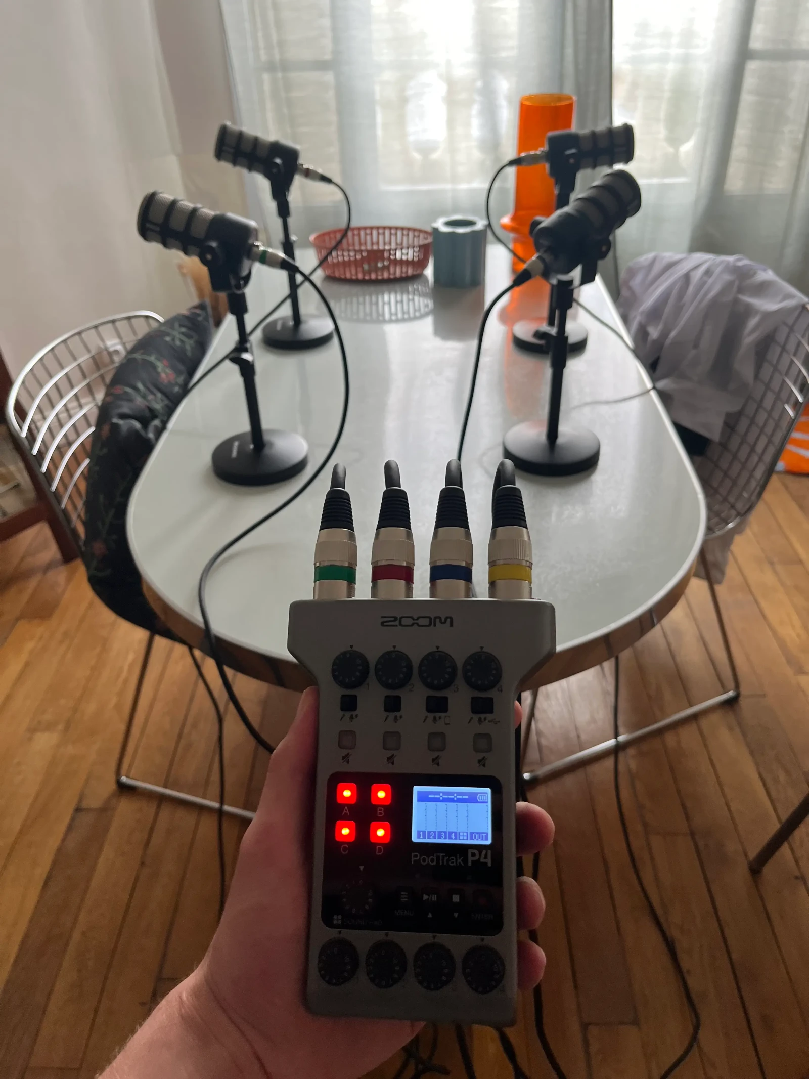 Kit podcast audio - 4 personnes Rode Podmic x4 + Enregistreur Zoom Podtrack P4 x1 - Photo 2 sur 3