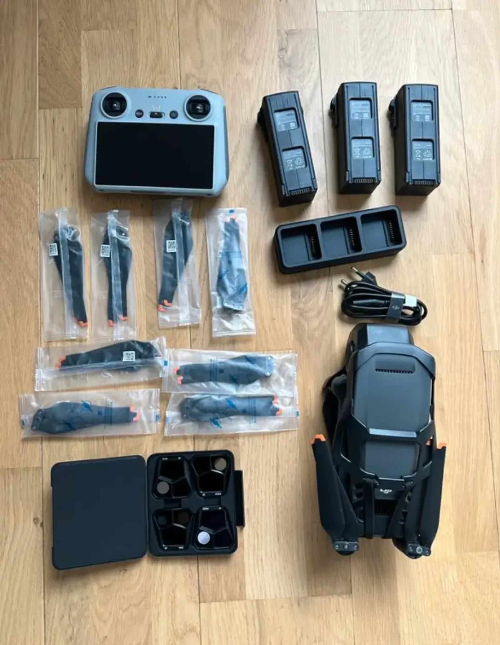 DJI Mini 3 Fly More Combo - Photo 1 sur 8