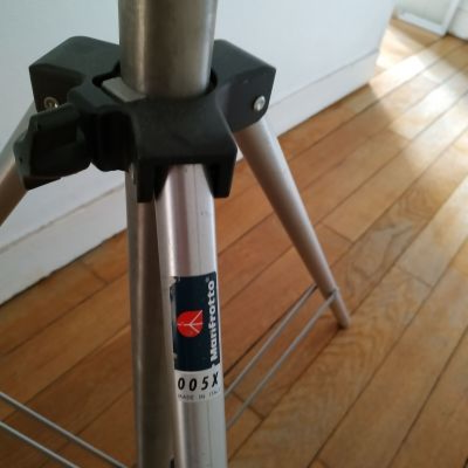 Loue Pied Manfrotto 005X (103 cm-290cm)+ support lumière - Photo 2 sur 4