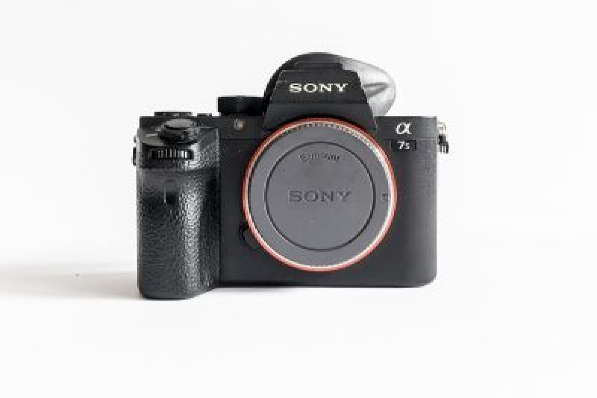 Location Pack Sony A7S II + Zeiss 50mm f2.0 + Rokinon 35mm T1.5 + Sony 70/200mm f4.0 - Lightyshare