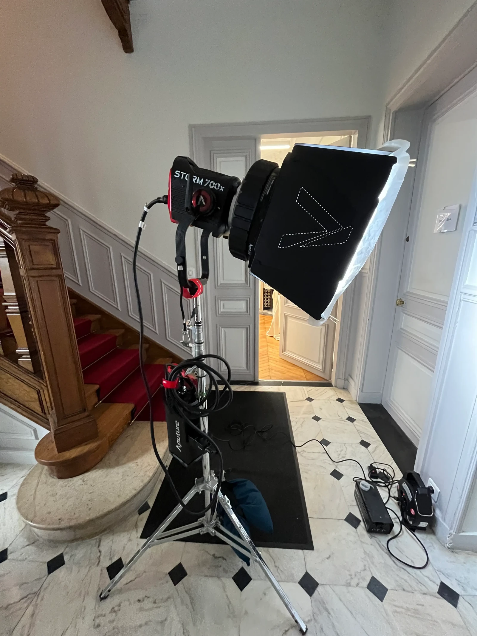 Pack Aputure STORM 700x + Fresnel CF10 + Pied 1000 - Photo 1 sur 1