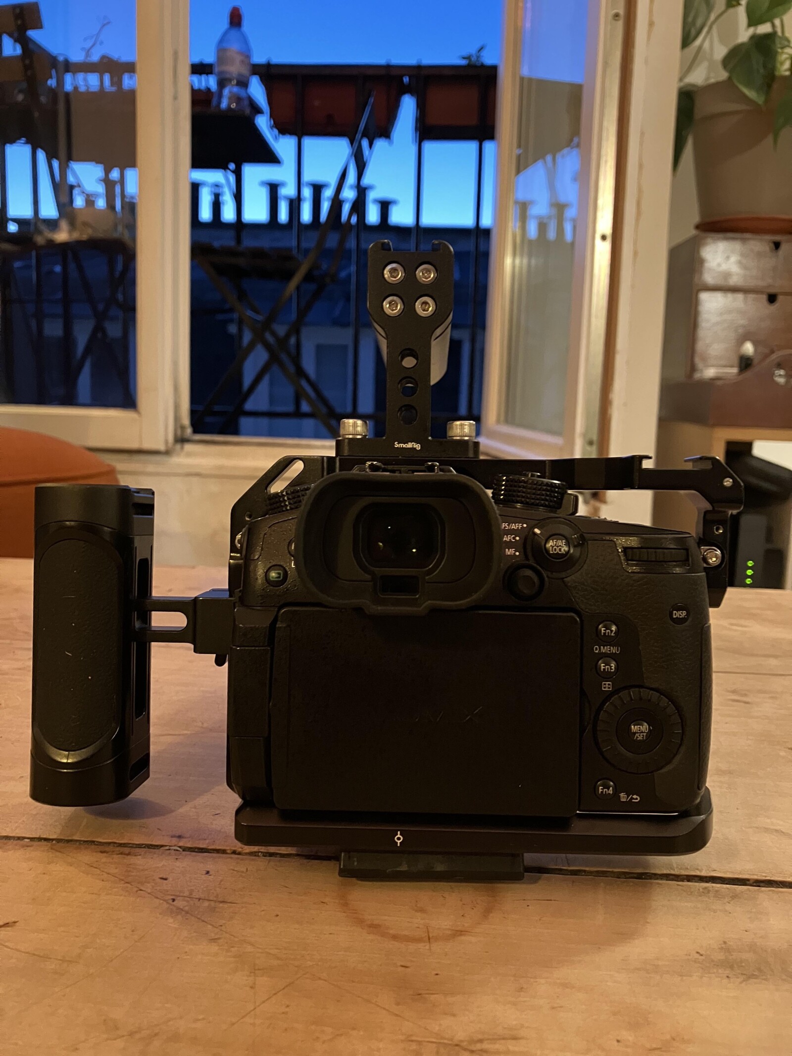 Pack Gh5 + Métabones Ultra + 2 objectifs + Cage SmallRig + cartes sd et batteries - Photo 7 sur 9