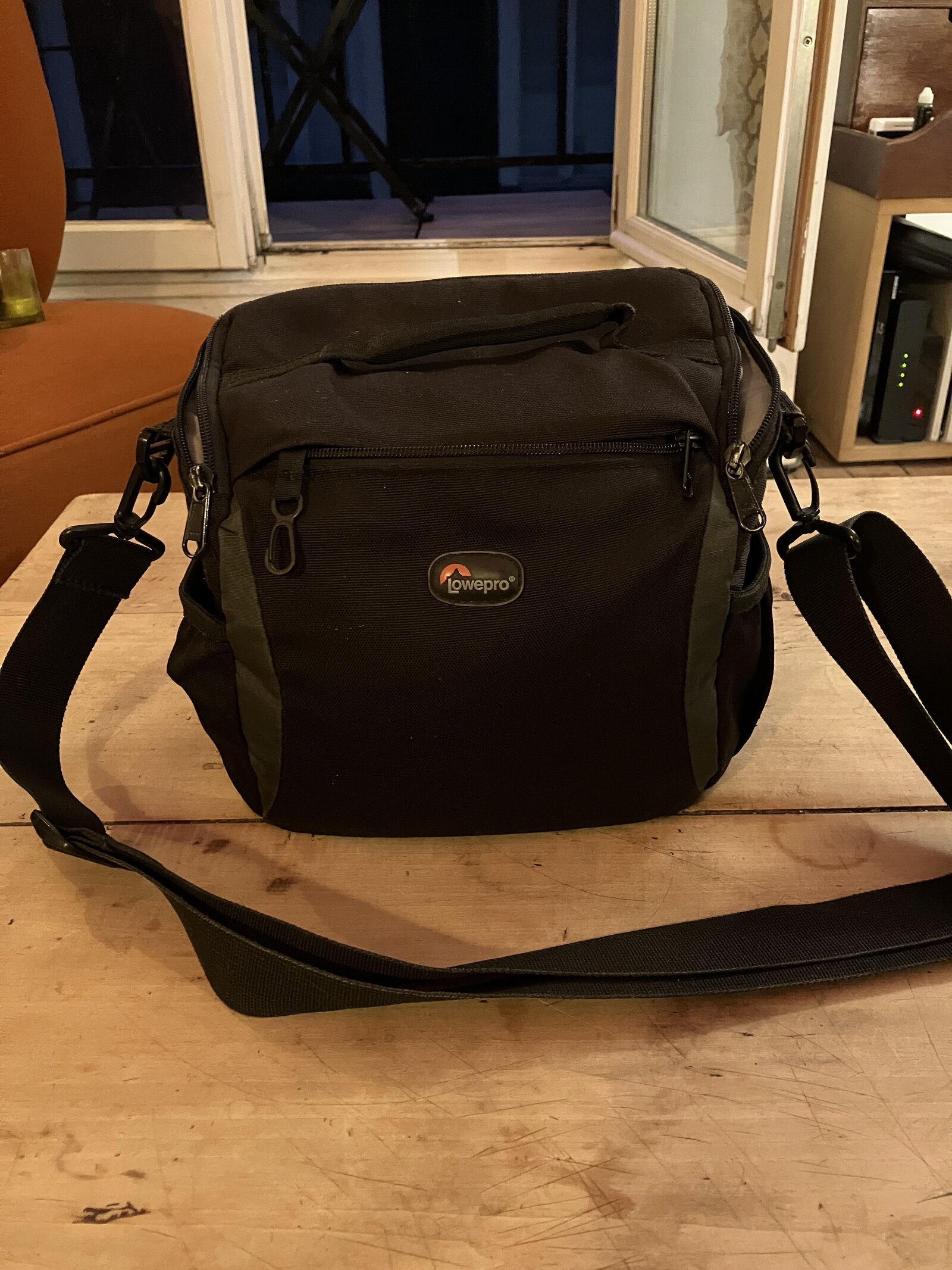 Pack Gh5 + Métabones Ultra + 2 objectifs + Cage SmallRig + cartes sd et batteries - Photo 8 sur 9