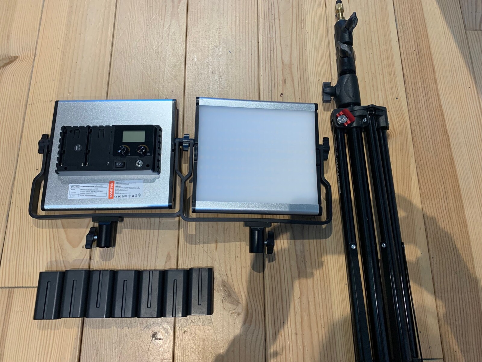 Panneaux légers Led 3200K~ 5500K sur batterie ou secteur + 2 pieds lumière - Photo 1 sur 4