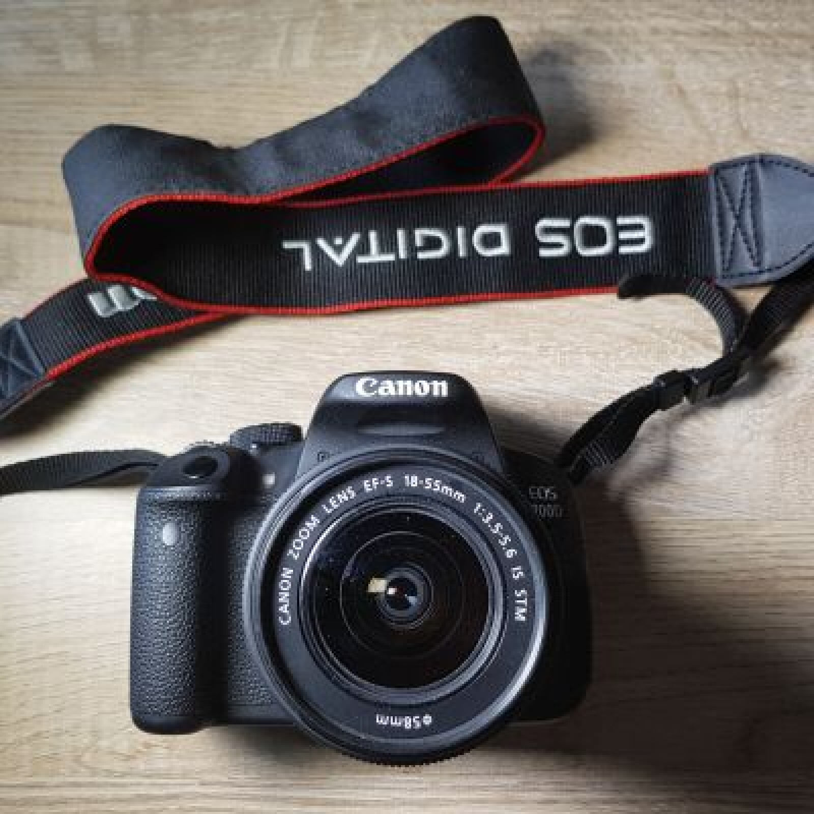 CANON 700D + Objectif + 2 Batteries - Photo 1 sur 2