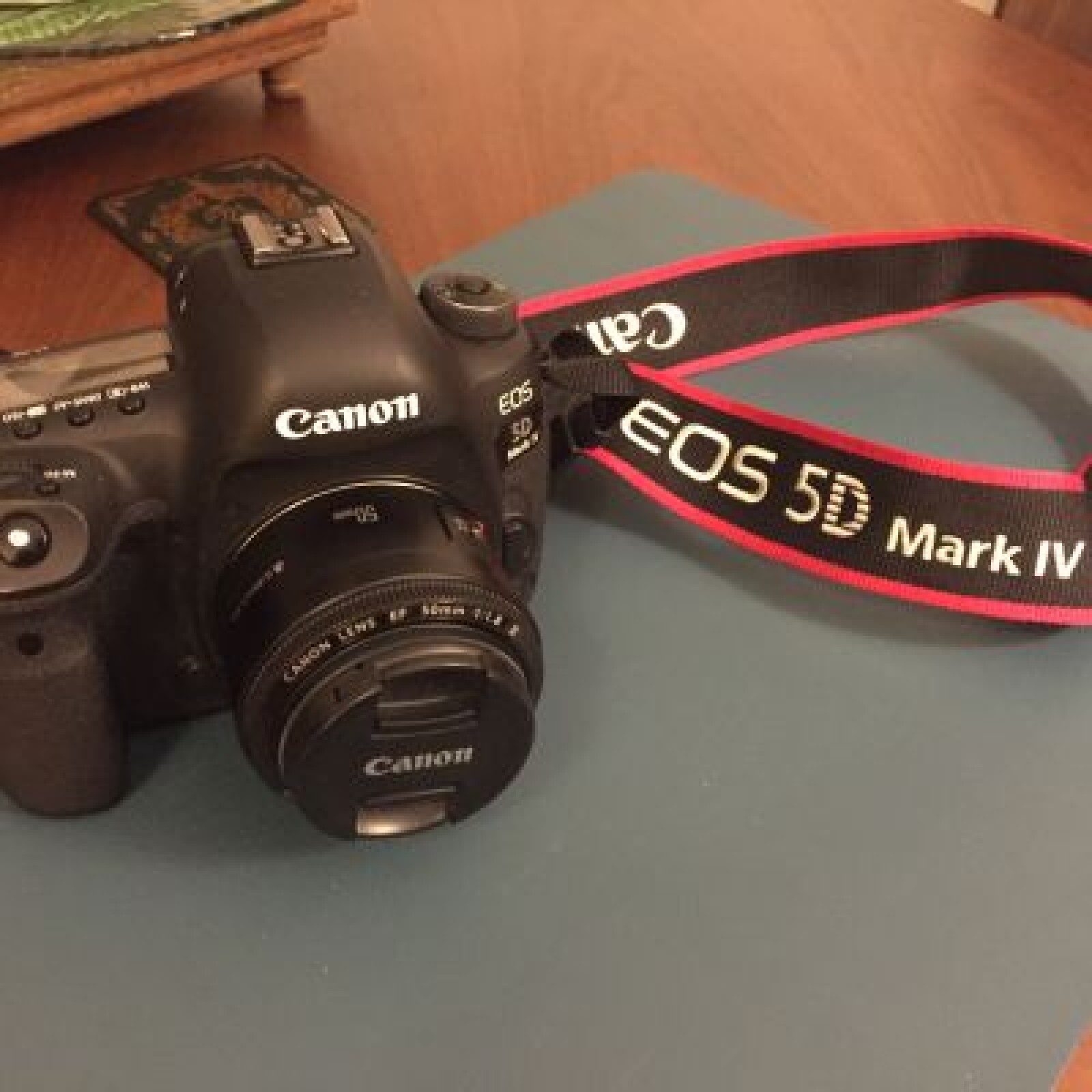 Canon EOS 5D Mark IV + Objectif 50mm + Objectif 40-70mm + 2 batteries + Chargeur - Photo 1 sur 4