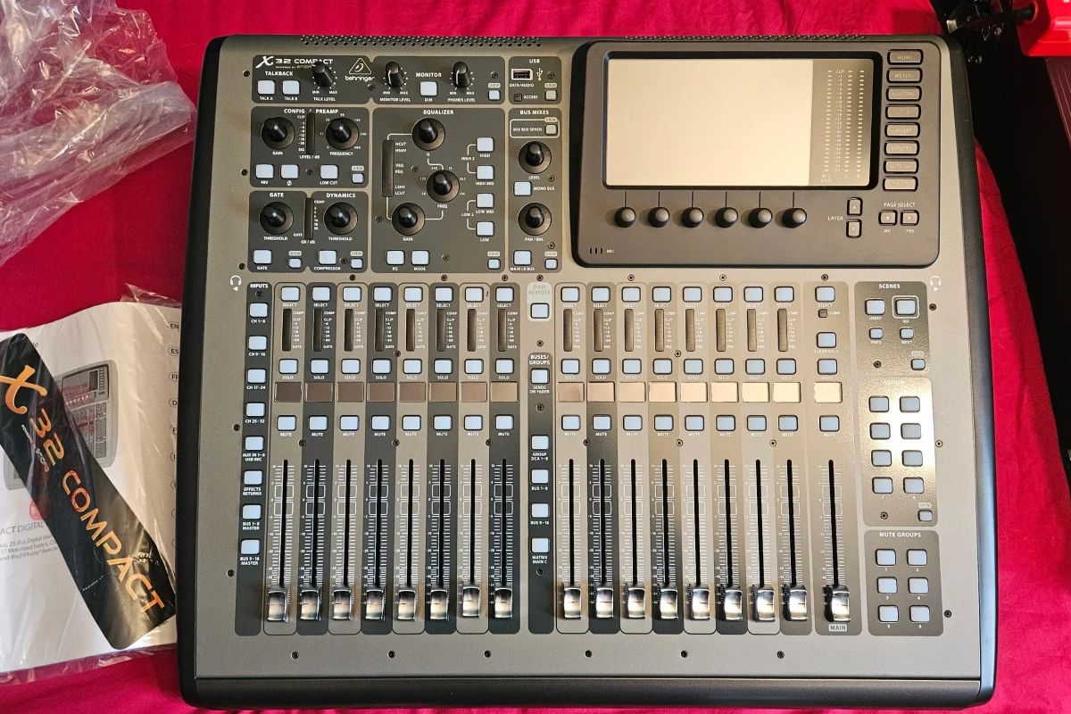 Location Behringer X32 Compact - Lightyshare