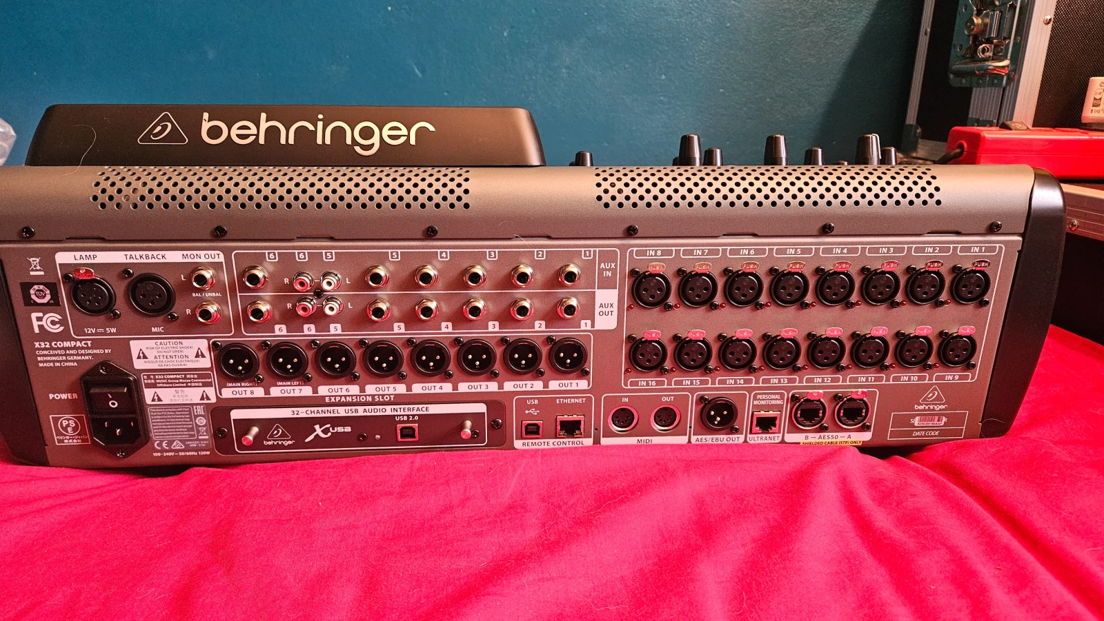 Behringer X32 Compact - Photo 2 sur 2