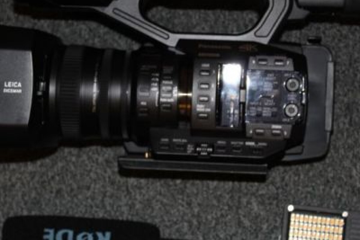 Location Panasonic UX Série UX 90 4K - Lightyshare