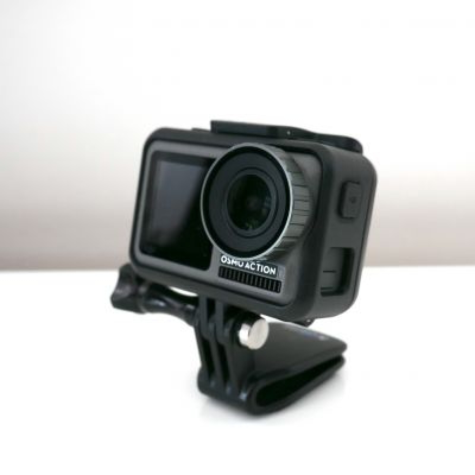 Osmo Action + Monture + Pince GoPro + Carte SD 64Go + Cable de recharge - Photo 1 sur 4