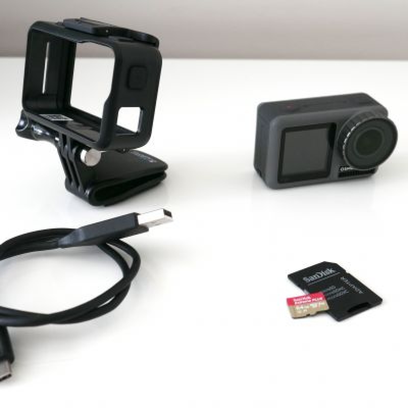 Osmo Action + Monture + Pince GoPro + Carte SD 64Go + Cable de recharge - Photo 3 sur 4