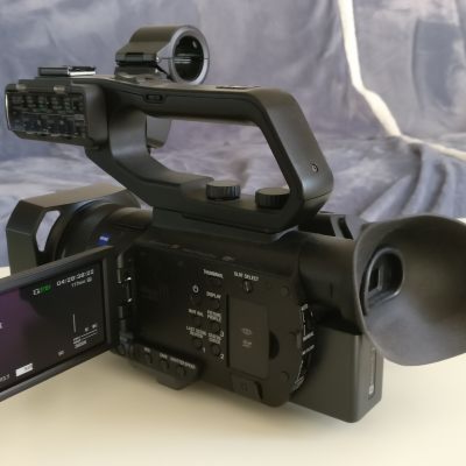 PXW-X70 4K - Photo 2 sur 3
