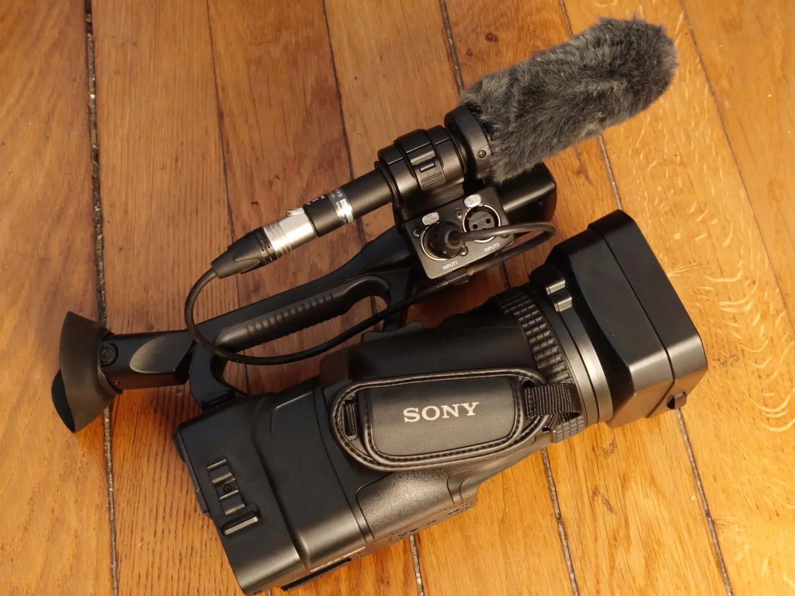 Sony HXR-NX200 - Photo 3 sur 4